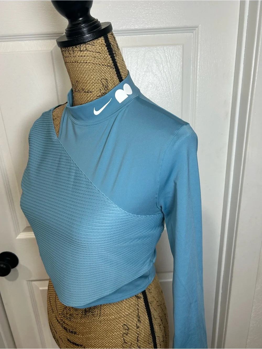Nike Women’s Sky Blue Long-Sleeve Cropped Athletic Top